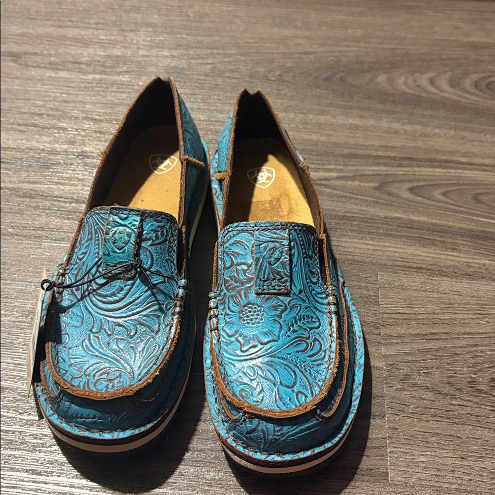 NWT Ariat Cruiser Brushed Turquoise Floral Embossed Loafers - Size 6.5 - Picture 4 of 9